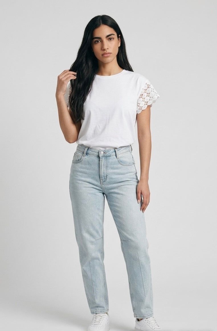 Elegantes T-Shirt mit Spitzenärmeln