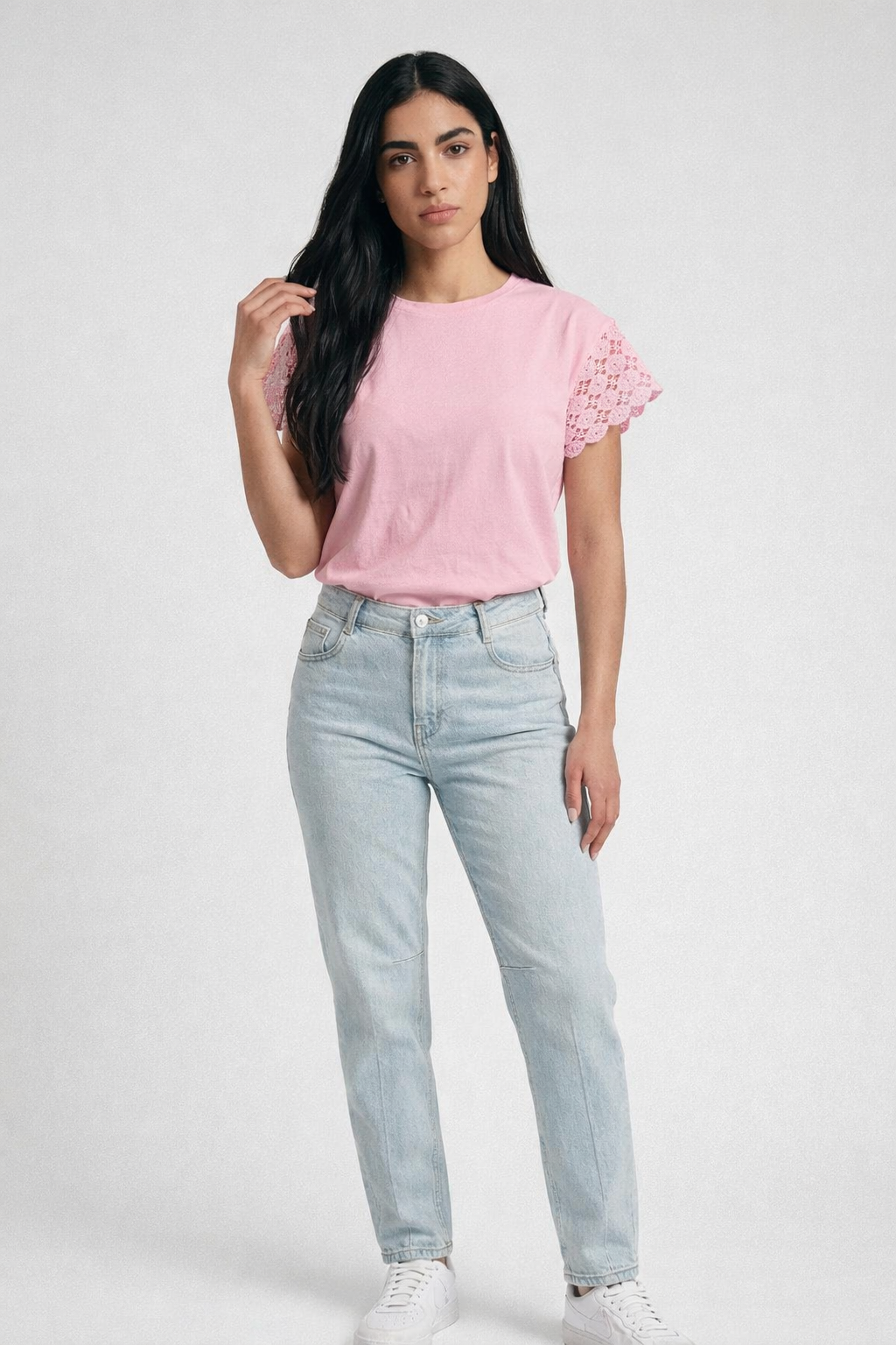 Elegantes T-Shirt mit Spitzenärmeln