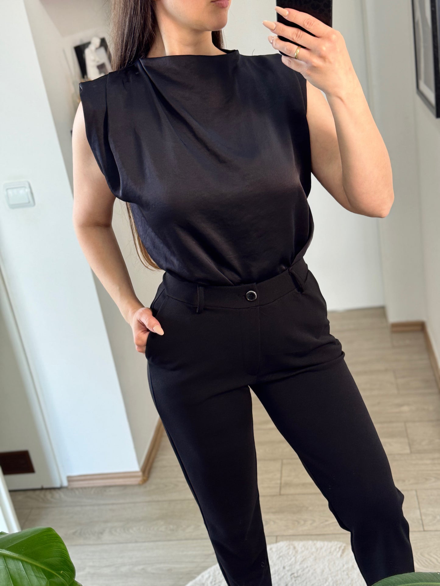Elegante ärmellose Satinbluse