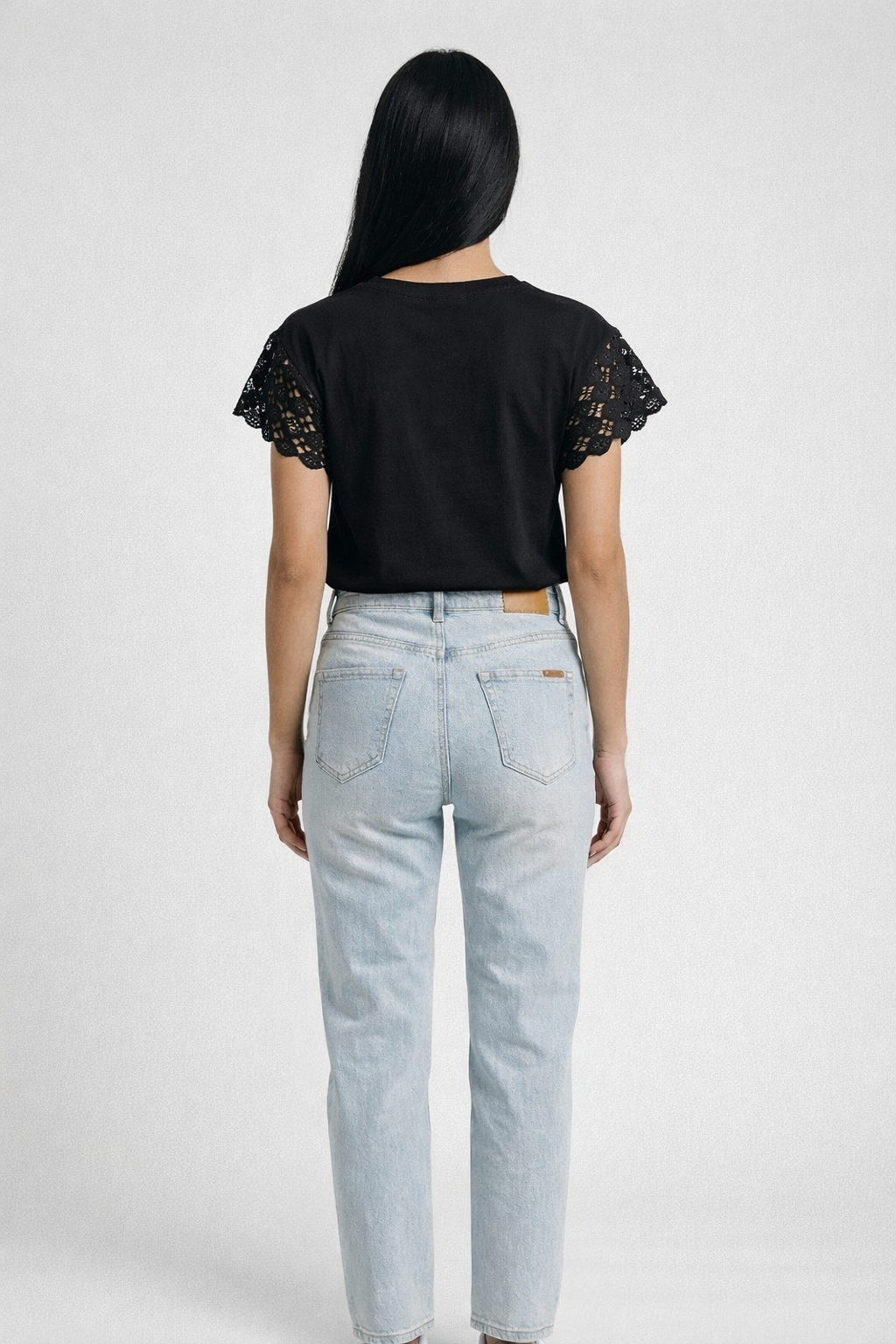 Elegantes T-Shirt mit Spitzenärmeln