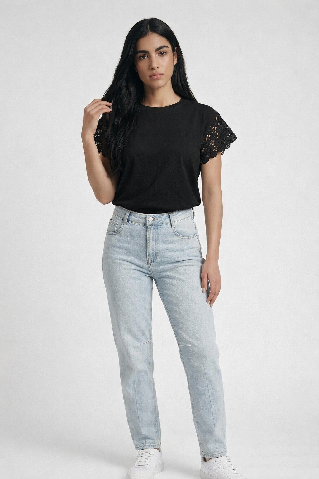 Elegantes T-Shirt mit Spitzenärmeln