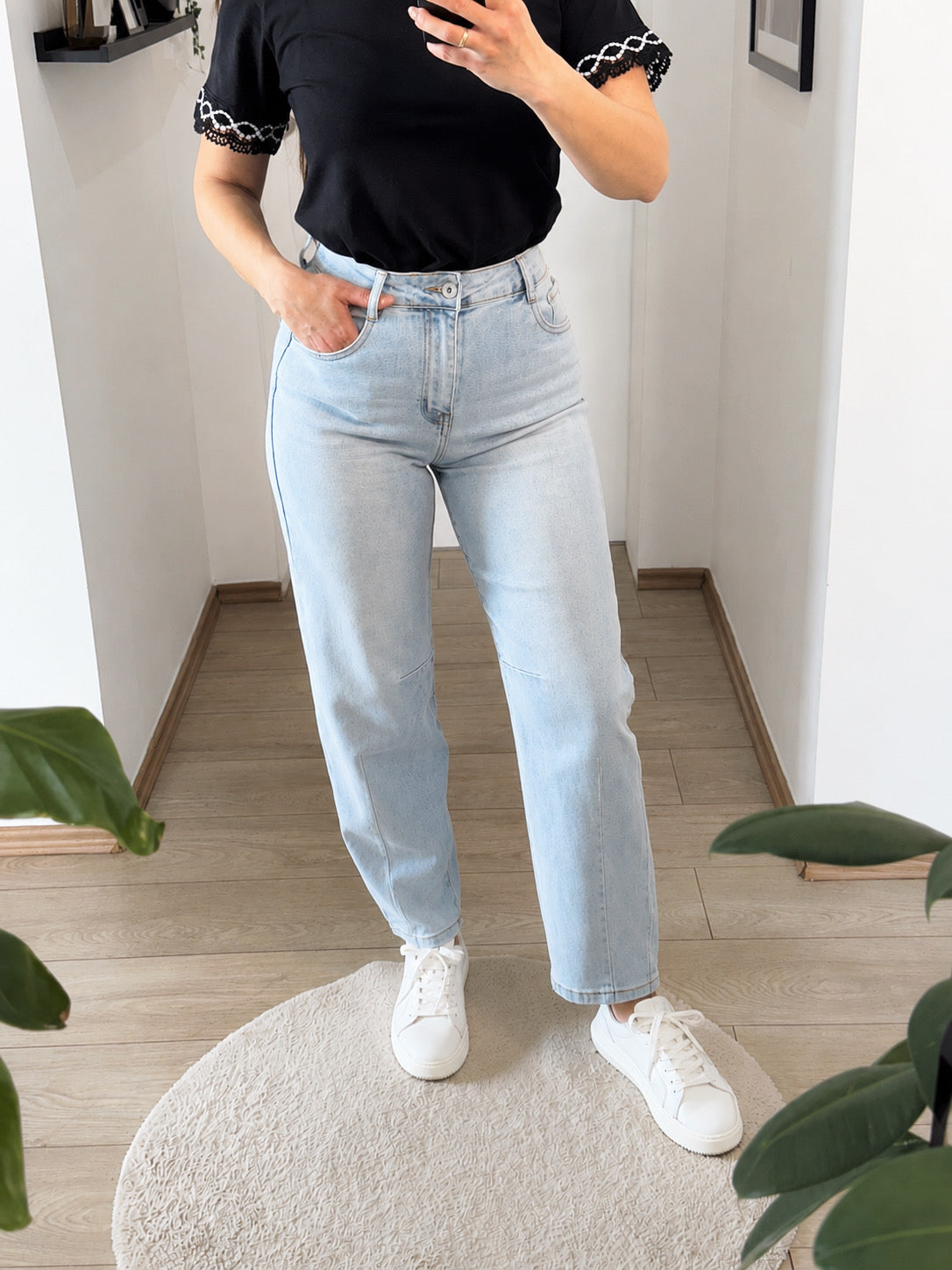 Elastische Mom Fit Jeans mit Abnähern