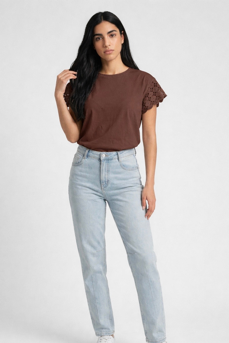 Elegantes T-Shirt mit Spitzenärmeln