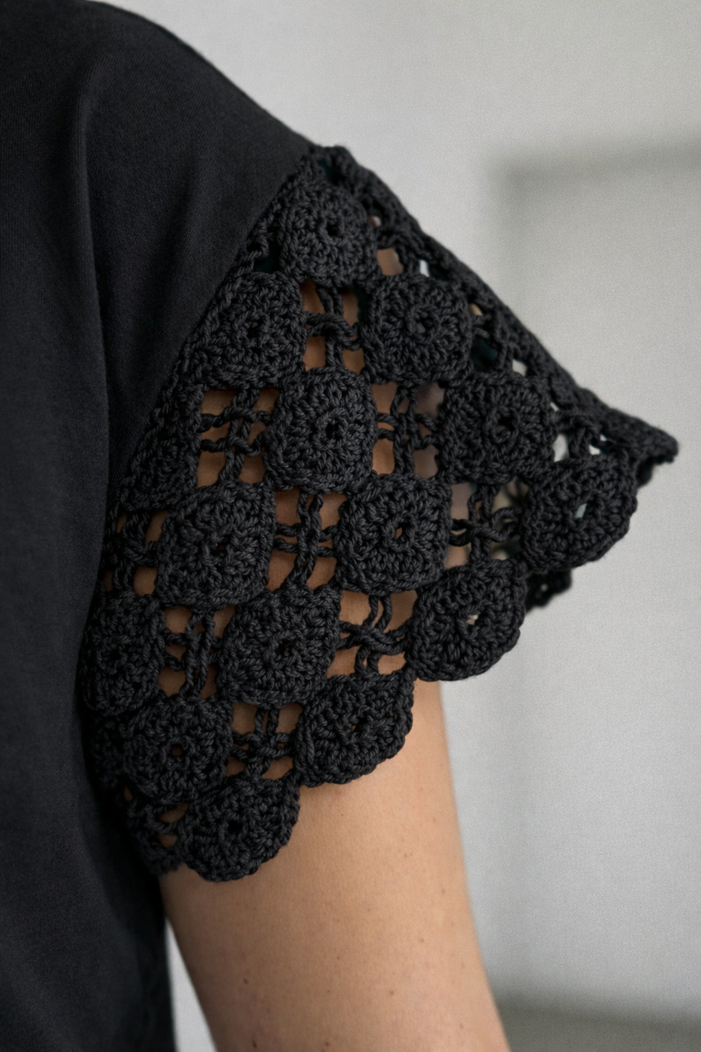 Elegantes T-Shirt mit Spitzenärmeln