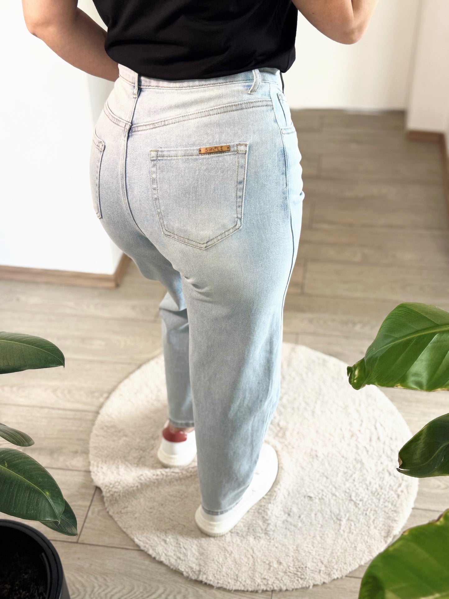 Elastische Mom Fit Jeans mit Abnähern